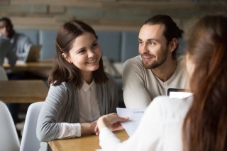 積極的に人と関わってみる（写真:iStock）