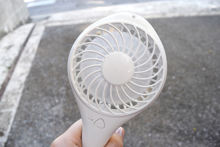 携帯扇風機で汗対策（写真:iStock）