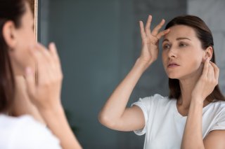 眉間のシワが気になる…簡単＆効果的な4つのケア＆予防方法