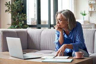 SNSでの出会いから愛を深めていく（写真:iStock）