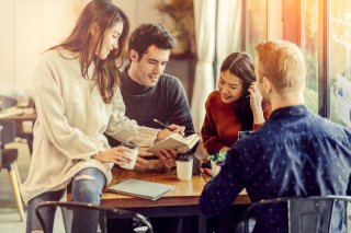 男性と関わる機会を増やしてみよう（写真:iStock）