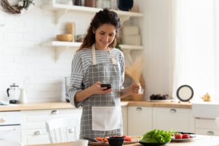 レシピサイトで検索（写真:iStock）