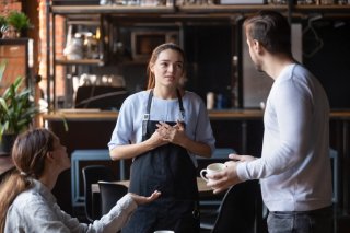 ミスした店員への態度が未来の自分への態度だと思うべし（写真:iStock）