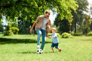 たまに会って遊ぶだけで（写真:iStock）