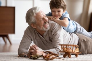 息子と両親の触れ合いが増えた（写真:iStock）