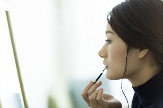 顔から浮いていないか確認を（写真:iStock）