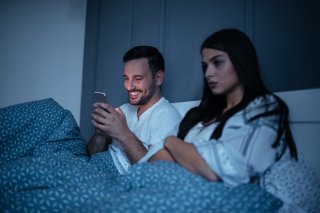 元夫はスマホゲームばかり（写真:iStock）