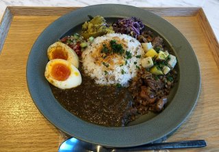 「角川食堂カレー（あいがけ、トッピング込み）」1350円（税込み）／（C）コクハク