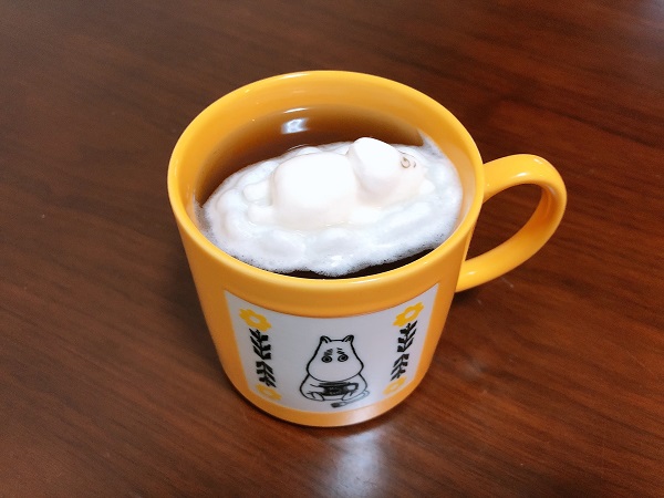 マシュマロのムーミンを浮かべたコーヒー（コケムス２F・休憩エリアで購入）（C）コクハク