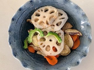 野菜チップス盛り合わせです（C）コクハク