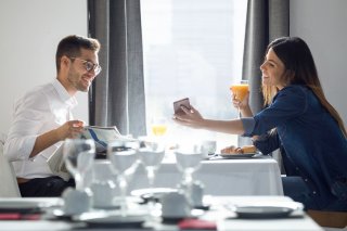 ただそばにいて話を聞いてくれる（写真:iStock）