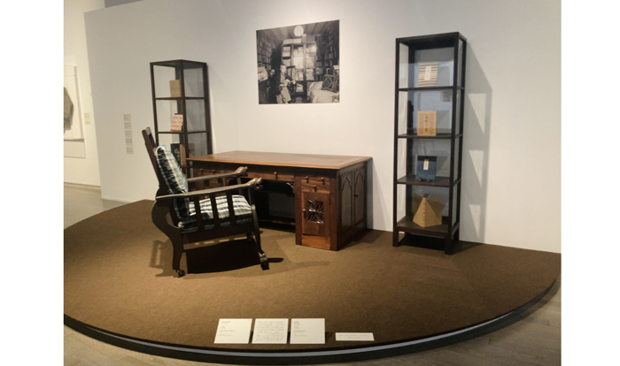 柳宗悦が実際に使用していた机や椅子を配した「書斎」は撮影OK（C）コクハク