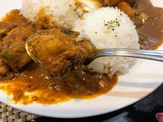 骨付きチキンがコクをプラス （C）コクハク