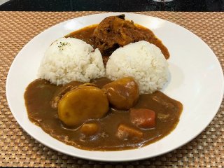 こちらあいがけカレーです （C）コクハク