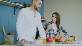 夫の冷めた視線にイライラ（写真:iStock）