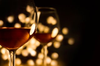 カウンターで食事とお酒を楽しみつつ（写真:iStock）