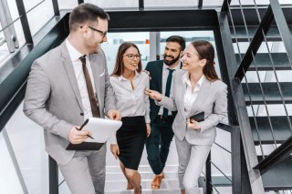 実は私たち付き合っているんです（写真:iStock）