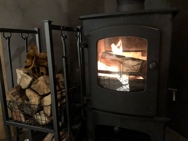 冷え込む夜は、お部屋の暖炉を眺めてまったり♪（C）コクハク