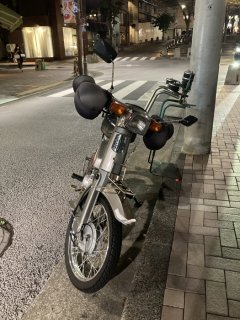 店先に止まっていた出前用のバイクにほろ酔い敬礼！（C）コクハク