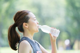 ペットボトルで若々しい口元を（写真:iStock）