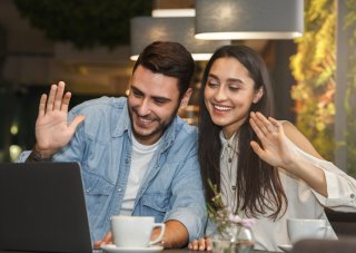 ご両親とはテレビ電話で（写真:iStock）