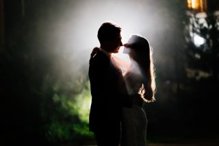 切ない気持ちの中、不意にキスを（写真:iStock）