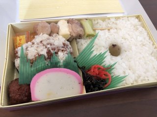 【内容】から揚げ・チキンカツ・焼鳥・じゃが芋・つくね・蒲鉾（C）コクハク