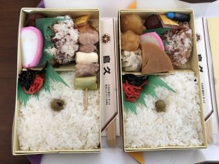 写真左：「特製弁当」、「から揚げ弁当」（C）コクハク