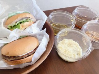 左上：ダンクバーガー イタリアン生ハム、左下：ダンクバーガー アメリカンクリームチーズ 各440円（税込）／（C）コクハク