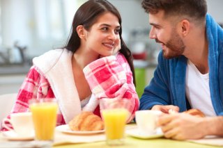 大人の女性の魅力で彼を包んであげよう（写真:iStock）