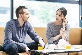 ちょっとして仕草にドキッ（写真:iStock）