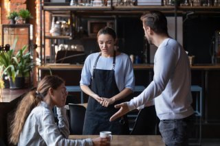 店員さんに偉そうなのって何なん（写真:iStock）