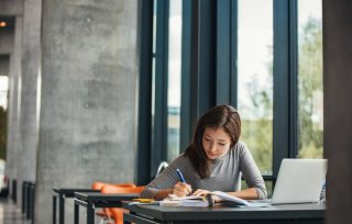 資格取得にチャレンジ！（写真:iStock）