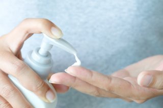 乳液などで滑りをよく（写真:iStock）