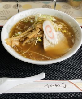 現地の山崎食堂で食べた「元祖 おおわに温泉もやしラーメン」（750円）。こちらも入荷状況次第では提供していないそうですが、無事においしくありつけました！（C）コクハク