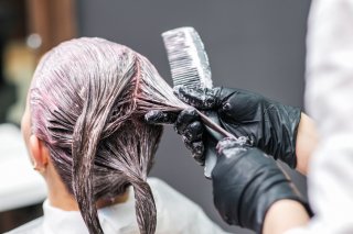 ヘアカラーするなら美容院がベター（写真:iStock）