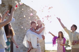 祝福される結婚式を！（写真:iStock）