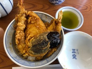 並天丼（海老／なす／白身魚／イカ）1,560円（C）コクハク