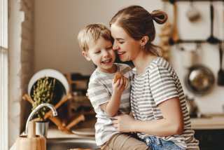 “いつでも抱っこ”は効果てきめん！（写真:iStock）