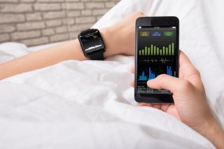 スマートウォッチで睡眠をチェック（写真:iStock）