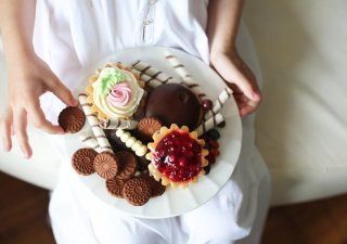 甘いもののドカ食いはNG！（写真:iStock）