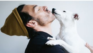 マッチングアプリには愛犬との姿が（写真:iStock）