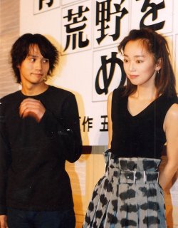 主演作「青年は荒野をめざす'99」では葉月里緒奈（写真右）と共演（C）日刊ゲンダイ