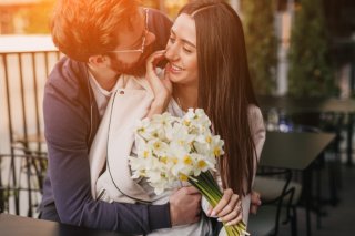 自然な気遣いで愛される女になろう（写真:iStock）