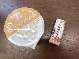 左：アイスカフェラテ（レギュラーサイズ 180円）、「もっちりぷるるん黒糖わらび」105円（C）コクハク