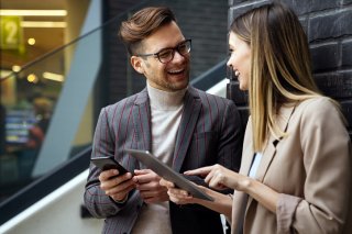 共通の話題を見つけておくと◎（写真:iStock）