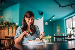 たまには外食したっていいじゃない（写真:iStock）