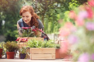 春先から屋外での作業時は日焼け止めを（写真:iStock）