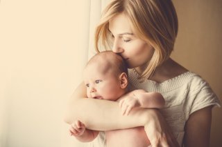 ロングヘアだと抱っこに不便なの（写真:iStock）