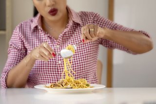 その食べ方、見られてますよ（写真:iStock）